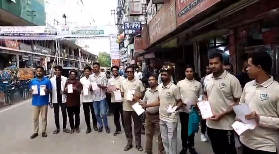 কুমিল্লায় ডেঙ্গু প্রতিরোধে সচেতনতামূলক লিফলেট বিতরণ
